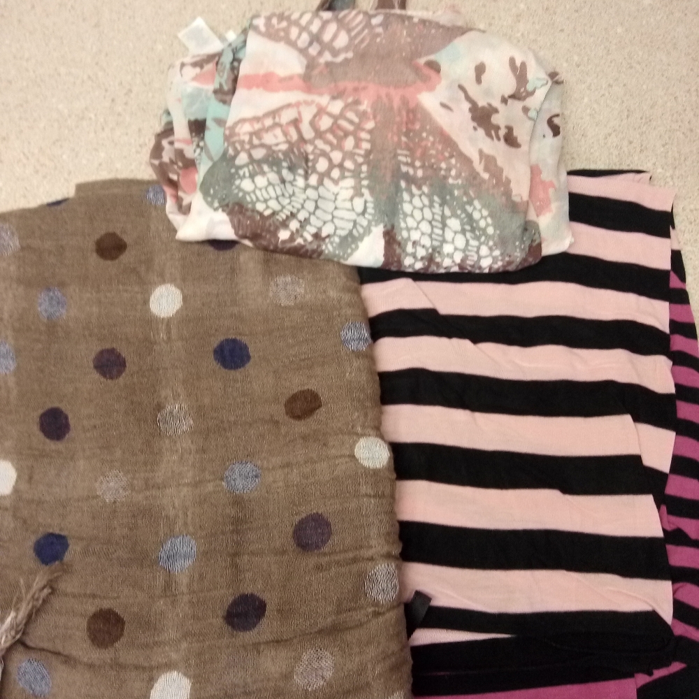 3 women's scarves